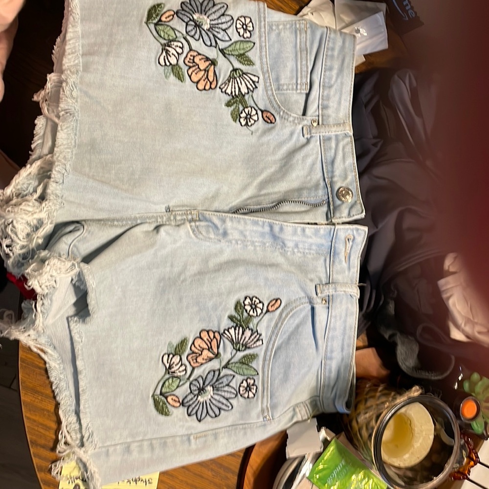 Forever 21 light wash jean shorts with floral design brand n new tags on them